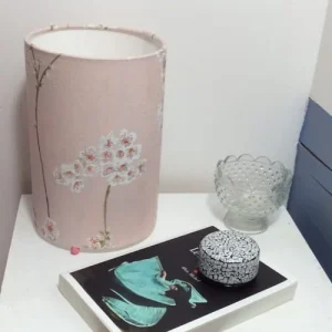 Ambiances & Toiles Lampe à Poser Cylindrique Motif Fleurs D’amandier, H 23 Cm 7