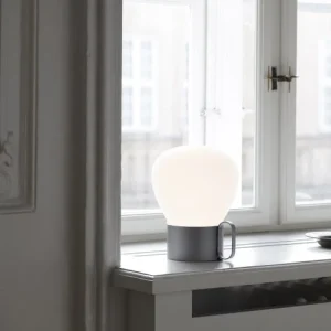 Design For The People Lampe De Table Led Portable En Métal Gris Et Abat-jour En Verre Blanc 12