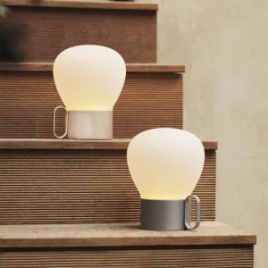 Design For The People Lampe De Table Led Portable En Métal Gris Et Abat-jour En Verre Blanc 14